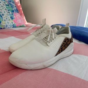 Cloves nursing shoes